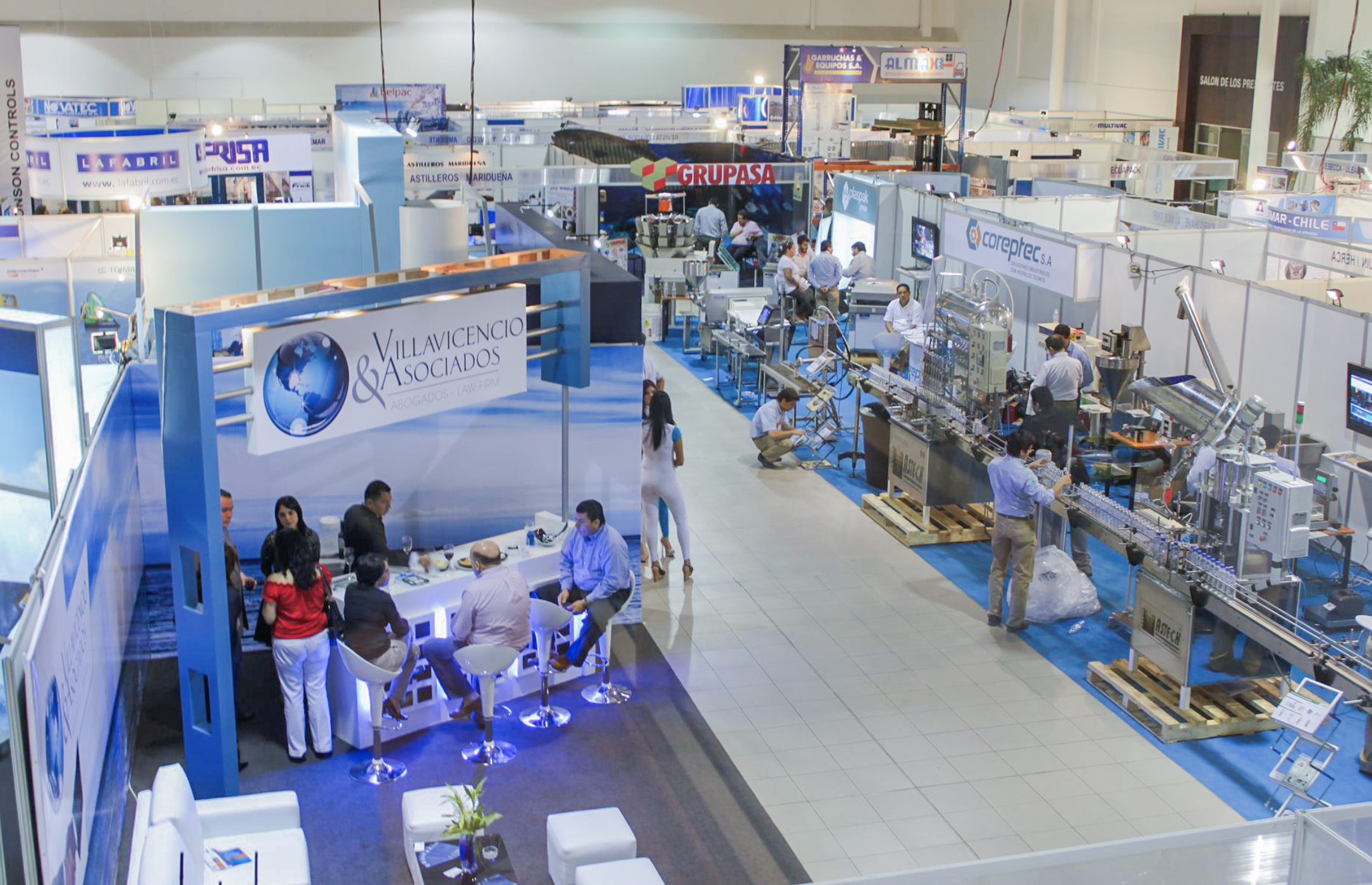 Stands y visitantes durante Expopesca